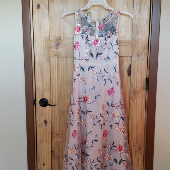 Dresses - Picture 3 of 3